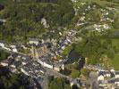  - Photo réf. T081160 - Le village de Chailland avec le rocher de la vierge qui domine le bourg. (Mayenne)