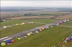  - Photo réf. E166140 - Mondial Air Ballons 2017 : Vol du Vendredi 28 Juillet le matin : Record du monde de dcollage en ligne, 456 montgolfires !