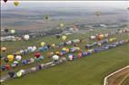  - Photo réf. E166199 - Mondial Air Ballons 2017 : Vol du Vendredi 28 Juillet le matin : Record du monde de dcollage en ligne, 456 montgolfires !
