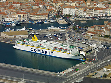 Photo aérienne du ferry Comarit dans le port de Sète