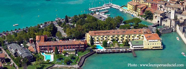 Vue a&eacute;rienne du Grand Hotel Terme &agrave; Sirmione, Brescia (Italie)