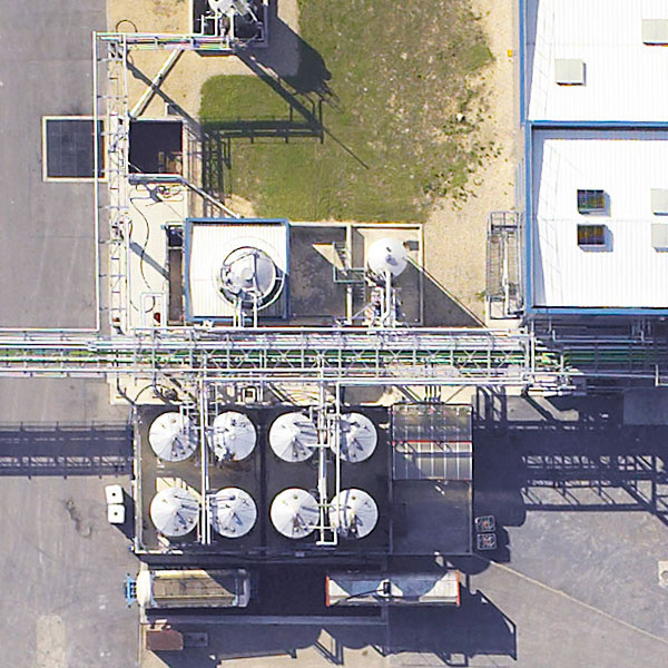 Agrandissement photo aérienne plan d'un site industriel