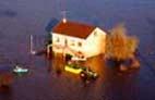 Photos aériennes de "inondation" - Photo réf. 13799 - L'vacuation des habitations