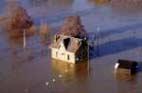 Photos aériennes de "inondation" - Photo réf. 13811 - Une maison isole, encercle par les eaux