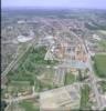 Photos aériennes de "casernes" - Photo réf. 052440 - Vue oriente vers l'ouest avec les casernes au centre.