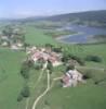 Photos aériennes de Grande-Rivière (39150) - Autre vue | Jura, Franche-Comté, France - Photo réf. 13352 - Un des hameaux avec le lac en arrire plan.