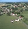 Photos aériennes de "Village" - Photo réf. 15036 - Aux limites nord de la Bresse, sur des collines dtaches des monts du Jura, le village compte une douzaine d'exploitations agricoles.
