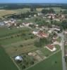 Photos aériennes de "Village" - Photo réf. 15037 - Aux limites nord de la Bresse, sur des collines dtaches des monts du Jura, le village compte une douzaine d'exploitations agricoles.