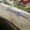 Photos aériennes de Dives-sur-Mer (14160) | Calvados, Basse-Normandie, France - Photo réf. 18322 - Un alignement de parasols sur la plage de Dives-sur-Mer (Calvados).