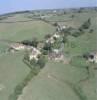 Photos aériennes de "village" - Photo réf. 22270 - Le village grenne ses habitations de buttes en vallons ses de nombreuses fermes d'levage.