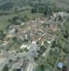 Photos aériennes de "Village" - Photo réf. 22636 - Vue d'ensemble du village dont la particularit est d'tre bti sur une colline.