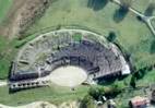 Photos aériennes de "amphithéâtre" - Photo réf. 24053 - Ruines impressionnantes et protges de l'amphithtre gallo-romain, qui pouvait accueillir 20 000 personnes.