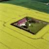 Photos aériennes de "colza" - Photo réf. 26992 - Une proprit au milieu des champs de colza.