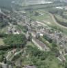 Photos aériennes de "village" - Photo réf. 33217 - Le village serpente dans la boucle de la Seine, le long des terrains gagns sur les marais pour cause d'extension portuaire et industrielle.