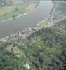 Photos aériennes de "Fleuve" - Photo réf. 33240 - Commune rfugie entre le blanc des falaises et le gris-vert du fleuve.