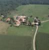 Photos aériennes de "Village" - Photo réf. 36614 - Le village offre l'habitat dispers typique de ce terroir  la frange de la Bresse Jurassienne. Autrefois les revenus provenaient de la fort et de l'agriculture, aujourd'hui on ne compte plus que 3 agriculteurs.