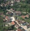 Photos aériennes de "village" - Photo réf. 37394 - Au cur du Val d'Arbois, dans un site agrable, le village de Vadans avec sa grande rue et sa fontaine ramnages, ainsi que la place de la Libert.