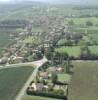 Photos aériennes de "Village" - Photo réf. 39875 - Le village droule ses habitations en pierres ocres au pied des collines qui portent les vignobles.