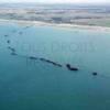 Photos aériennes de "ports" - Photo réf. 41370 - Sur le littoral de Ver-sur-Mer ces caissons Phnix, au nombre de 146, taient destins  la formation des jetes-abris devant les ports Mulberries A et B.