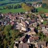 Photos aériennes de "Village" - Photo réf. 44243 - Le village s'est dvelopp autour de l'glise et compte encore de trs belles maisons du XVIIIe sicle, construites en pierres.