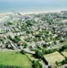 Photos aériennes de "juin" - Photo réf. 51564 - La plage Ouest de la localit a accueilli W. Churchill et Le gnral De Gaulle qui se rendaient  Bayeux le 12 juin 1944.