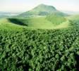 Photos aériennes de "Plan" - Photo réf. 61010 - Les restes des paysages volcaniques recouverts de verdure avec le Puy-de-Dme en arrire-plan (Puy-de-Dme).
