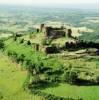 Photos aériennes de "chateaux" - Photo réf. 61036 - On distingue bien l'enceinte de cette puissante forteresse de Mauzun (Puy-de-Dme).