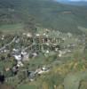Photos aériennes de "pied" - Photo réf. A00704 - Le bourg au pied des massifs.