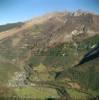 Photos aériennes de "Montagne" - Photo réf. A01311 - Le village aux pieds du massif montagneux.