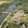 Photos aériennes de "riviere" - Photo réf. N000949 - Enjambant l'Yonne, le pont.
