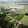 Photos aériennes de "aerodrome" - Photo réf. N001518 - L'arogare, les pistes et hangars.