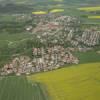 Photos aériennes de "village" - Photo réf. N009276 - Le village s'est tendu sur la campagne au centre on peut apercevoir le chteau.