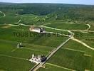 Photos aériennes - Cultures céréales et vigne - Photo réf. T052634 - Le clos de Vougeot (Cte-d'Or) est un vignoble rput de la Bourgogne.
