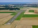 Photos aériennes de "aerodrome" - Photo réf. T069773 - Les avions doivent traverser une route pour se rendre au parking.