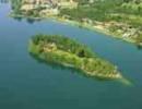  - Photo réf. T099171 - Fr: L'Ile des Ciprs au milieu du lac de Pusiano en Italie est une colline naturelle de 13 mtres de haut qui s'tend sur 1,8Ha. It: L'Isola dei Cipressi en el Lago Di Pusiano e una collina naturale di 13 metri i ha un'estensione di circa 18.000 mq.