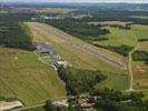 Photos aériennes de "aerodrome" - Photo réf. T080725 - L'arodrome de Besanon-La Vze accueille des parachutistes.