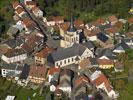 Photos aériennes de "Plan" - Photo réf. T084328 - Gros plan sur le coeur du village de Dabo (Moselle) agenc autour de son glise.