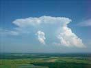 Photos aériennes de "nuages" - Photo réf. T090682 - Le mme nuage que sur les photos T090681 et T090681  17h07, soit 20 minutes aprs la premire image. La forme de cumulo-nimbus est nettement visible.