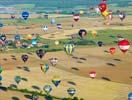Photos aériennes de "montgolfière" - Photo réf. U091666 - Dimanche 26-07-2009 : Vol du Record du Monde de Dcollage en Ligne : 329 Montgolfires.
