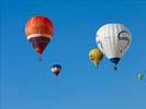 Photos aériennes de "montgolfière" - Photo réf. U091680 - Dimanche 26-07-2009 : Vol du Record du Monde de Dcollage en Ligne : 329 Montgolfires.