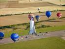 Photos aériennes de "montgolfière" - Photo réf. U091700 - Dimanche 26-07-2009 : Vol du Record du Monde de Dcollage en Ligne : 329 Montgolfires.