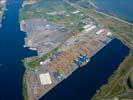 Photos aériennes de "Porte" - Photo réf. U092607 - Le Terminal de l'Ocan dispose  ce jour de sept portiqueurs pour charger les navires porte-conteneurs.