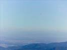 Photos aériennes de "Plan" - Photo réf. E122305 - En arrire-plan des parapentes, on devine la chane des Alpes.