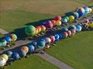 Photos aériennes de "montgolfière" - Photo réf. E128562 - Lorraine Mondial Air Ballons 2013 : Vol du Jeudi 1 Aot le matin lors du Record Mondial de Dcollage en Ligne. (The Great Line, In-line Mass Ascent)