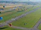 Photos aériennes de "Air" - Photo réf. E128607 - Lorraine Mondial Air Ballons 2013 : Vol du Jeudi 1 Aot le matin lors du Record Mondial de Dcollage en Ligne. (The Great Line, In-line Mass Ascent)