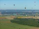 Photos aériennes de "montgolfière" - Photo réf. E128619 - Lorraine Mondial Air Ballons 2013 : Vol du Jeudi 1 Aot le matin lors du Record Mondial de Dcollage en Ligne. (The Great Line, In-line Mass Ascent)