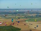  - Photo réf. E128621 - Lorraine Mondial Air Ballons 2013 : Vol du Jeudi 1 Aot le matin lors du Record Mondial de Dcollage en Ligne. (The Great Line, In-line Mass Ascent)