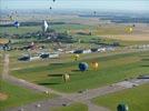 Photos aériennes - Mondial Air Ballons 2013 - Photo réf. E128640 - Lorraine Mondial Air Ballons 2013 : Vol du Jeudi 1 Aot le matin lors du Record Mondial de Dcollage en Ligne. (The Great Line, In-line Mass Ascent)