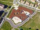 Photos aériennes de "Scolaire" - Photo réf. E134007 - Le groupe scolaire Le Petit Prince et sa toiture vgtalise