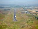 Photos aériennes de "aerodrome" - Photo réf. E142787 - En approche finale piste 09  l'Aroport de Bziers Cap d'Agde.